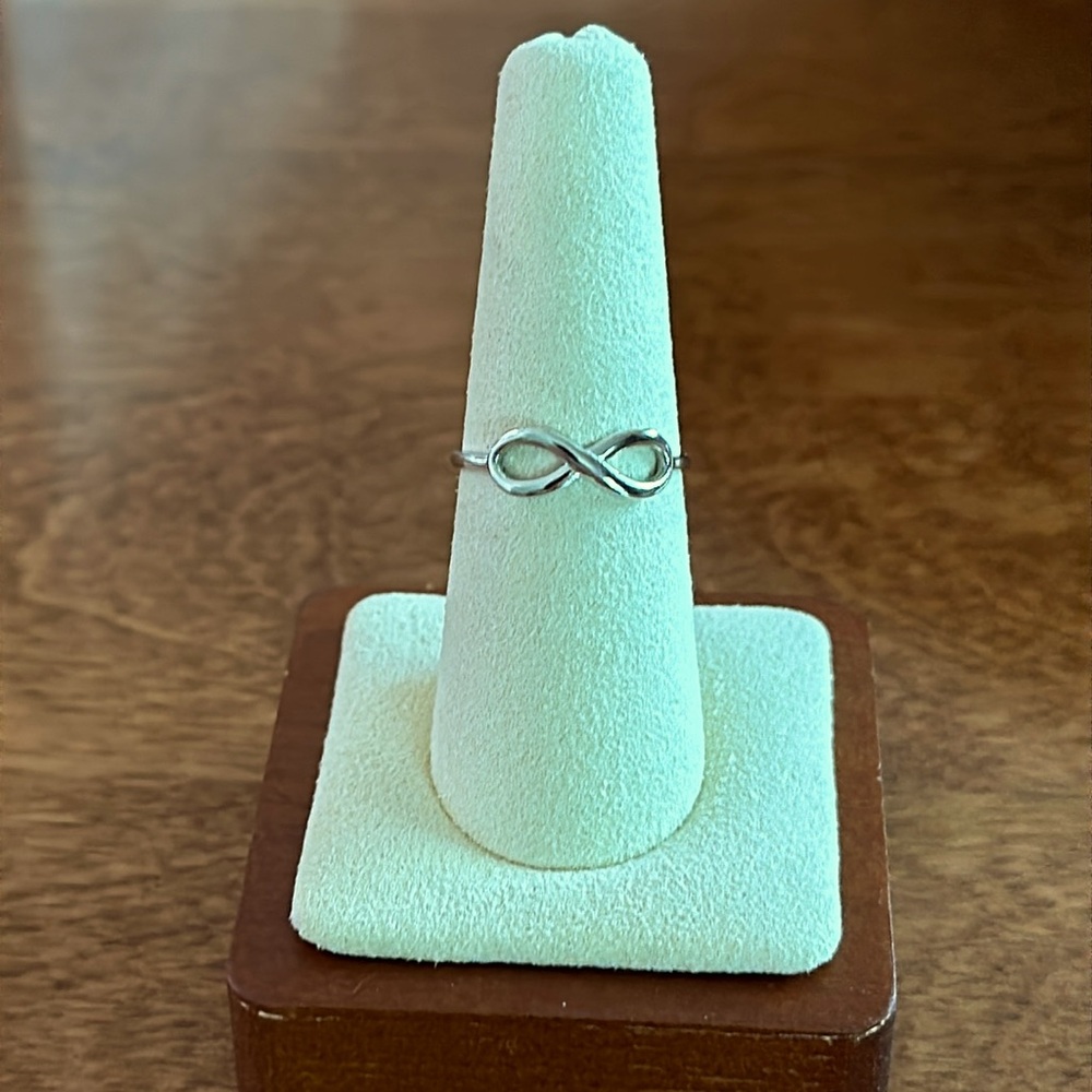 14k white gold infinity ring. Size 7.